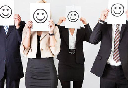 Photo de personne tenant devant leur visage une feuille de papier avec un smiley