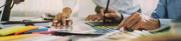 image de personne choississant des couleurs sur une table